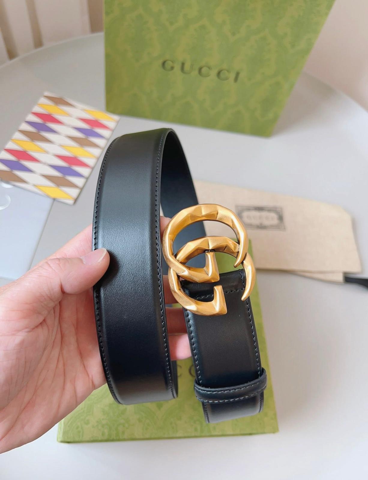 Gucci GG Marmont black leather belt with an aged gold-toned G buckle