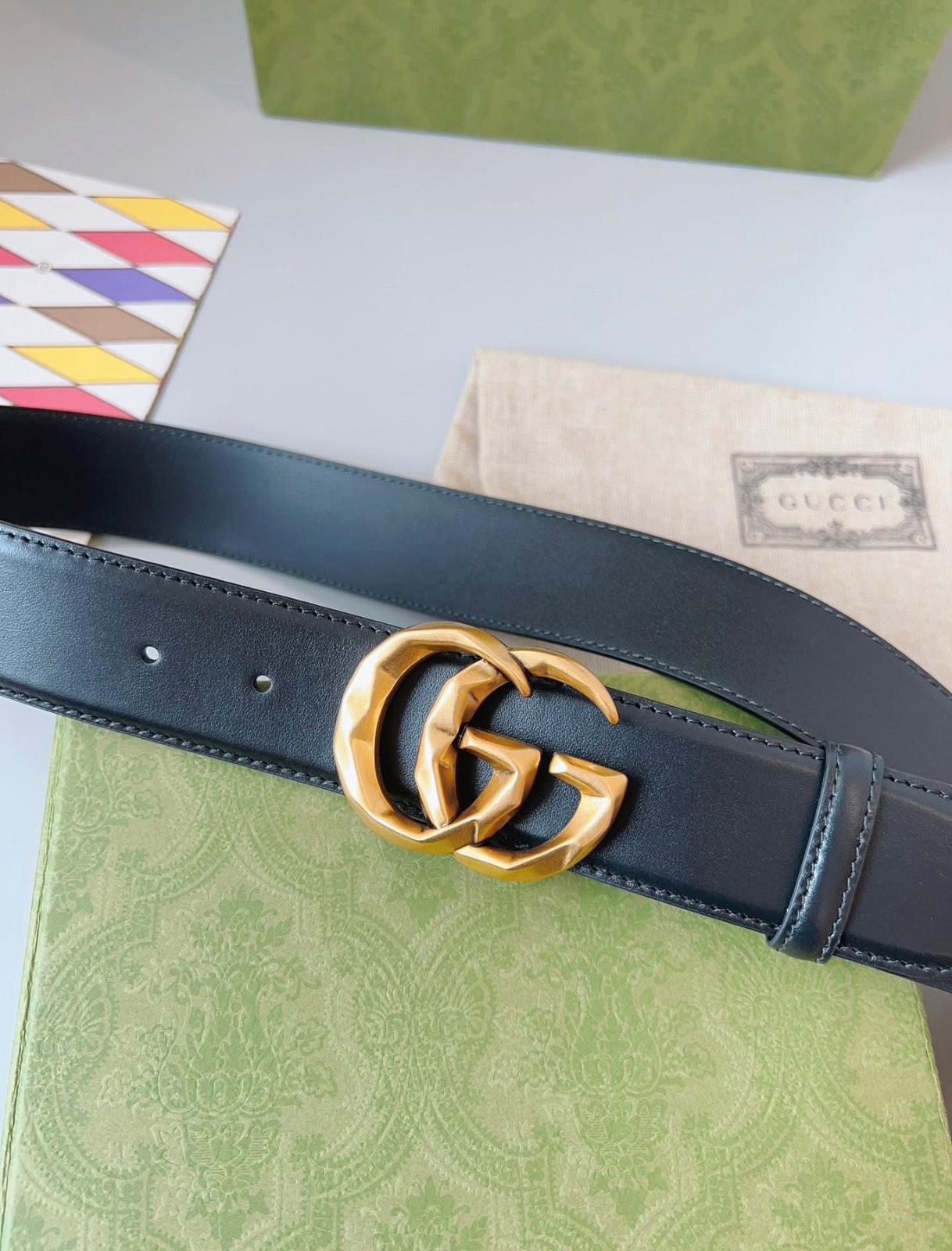 Gucci GG Marmont black leather belt with an aged gold-toned G buckle